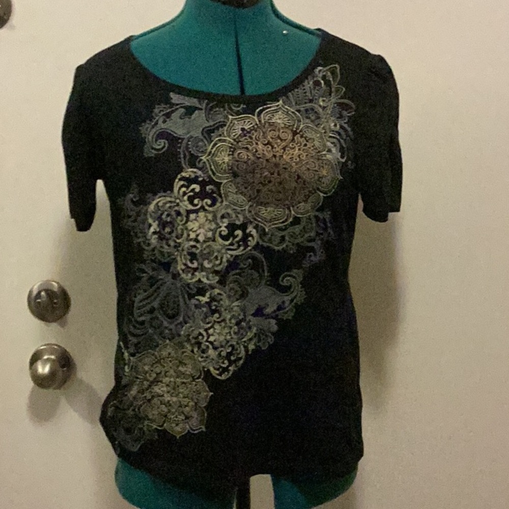Jr’s Black T-Shirt short sleeves w/Glitter Design on the Front ruched sleeves Sm